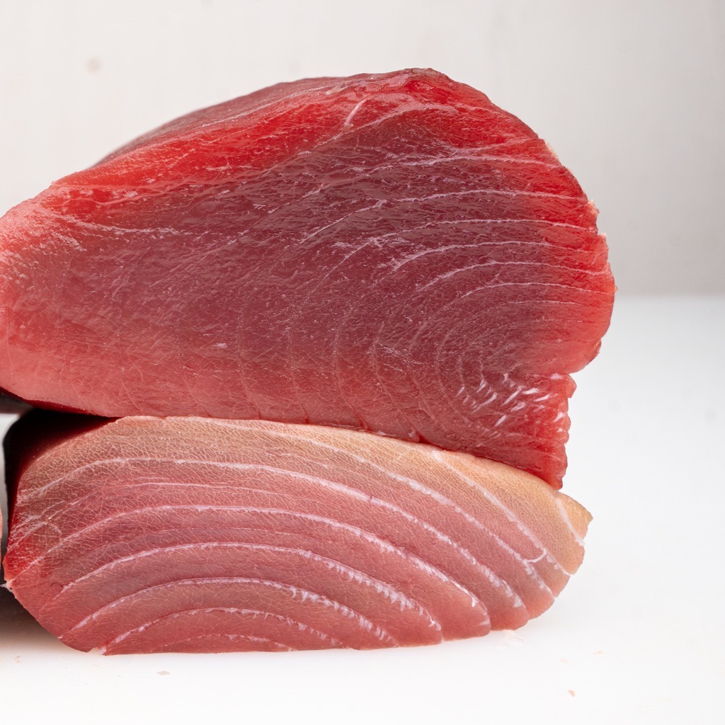 หน้าตัดอากามิและชูโทโร่จากซองระดับ 2 วางซ้อนกัน